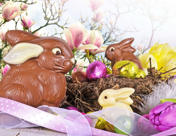 Обои картинки фото праздничные, пасха, шоколадный, заяц, яйцо, гнездо, лента, цветы