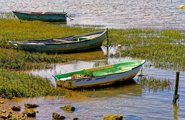 Обои картинки фото корабли, лодки,  шлюпки, водоем, камни, трава