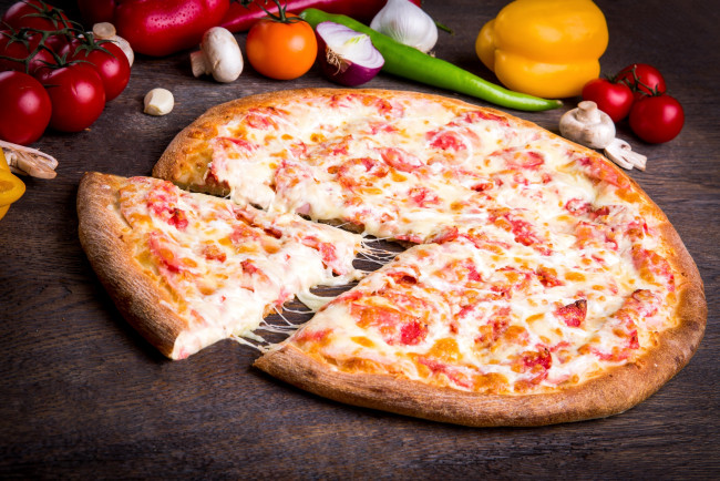 Обои картинки фото еда, пицца, кусок, помидор, колбаса, овощи, сыр, перец