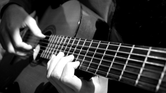 Обои картинки фото музыка, -музыкальные инструменты, руки, гитара, черно, белое, фото