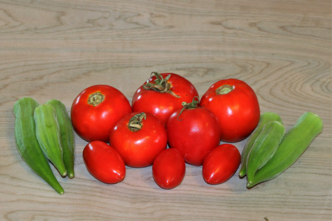 Обои картинки фото еда, овощи, помидор, бамия, окра