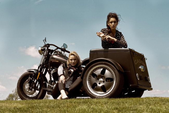 Обои картинки фото мотоциклы, мото с девушкой, фон, взгляд, девушки