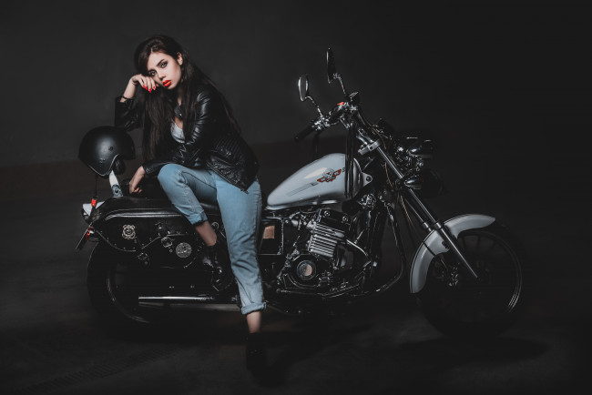 Обои картинки фото мотоциклы, мото с девушкой, wallhaven, мотоцикл, черные, куртки, модель, ali, marel, брюнетка, шлем, чопер, кожаные