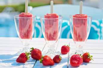 Картинка еда мороженое +десерты клубника ягоды клубничное