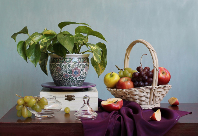 Обои картинки фото еда, натюрморт, вазон, виноград, яблоки