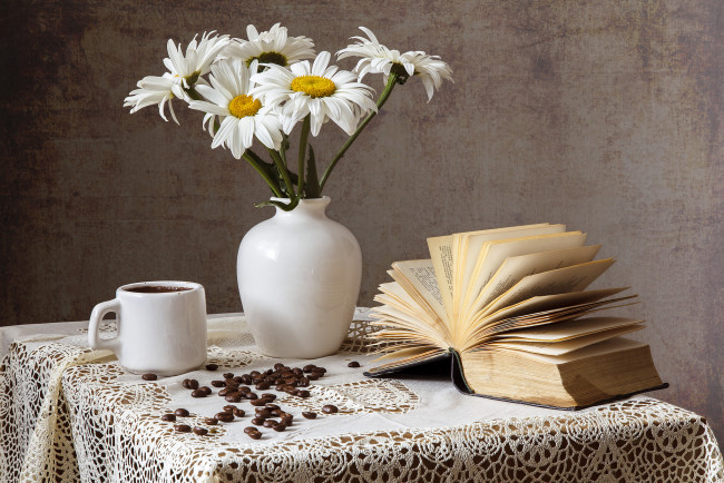 Обои картинки фото цветы, ромашки, ваза, книга