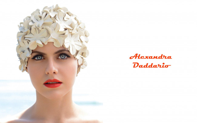 Обои картинки фото девушки, alexandra daddario, цветы, чепчик, взгляд, лицо, александра, дадарио