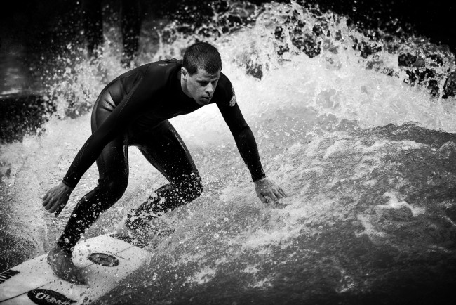 Обои картинки фото спорт, серфинг, парень, брызги, вода, сёрфинг