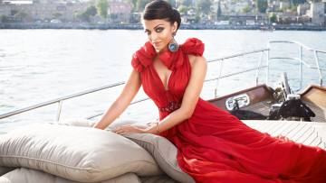 Картинка девушки aishwarya+rai яхта актриса шатенка серьги платье
