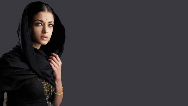 Обои картинки фото девушки, aishwarya rai, актриса, шатенка, шарф, украшения