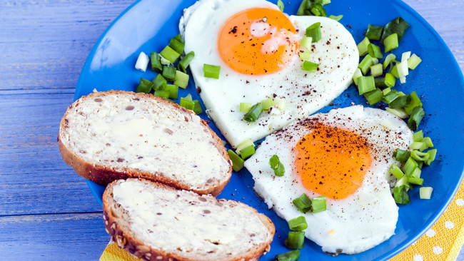 Обои картинки фото еда, яйца, глазунья, хлеб, лук