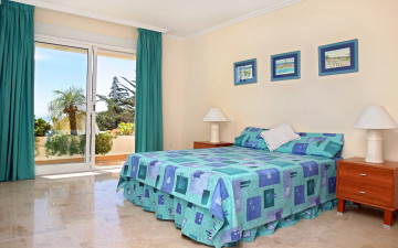 Картинка интерьер спальня подушка дизайн голубое белье красивый вид занавески балкон окно картины лампа тумба