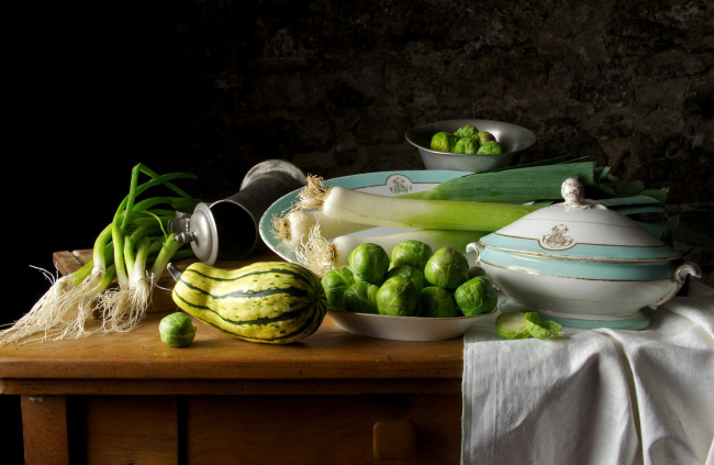 Обои картинки фото еда, натюрморт, лук, супница, брюссельская, капуста