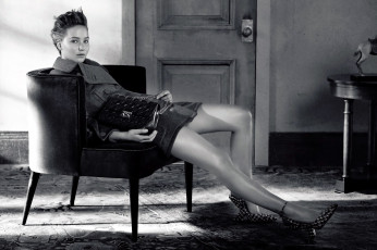 обоя Jennifer Lawrence, девушки, комната, сумка, ковер, дверь, кресло, черно-белая