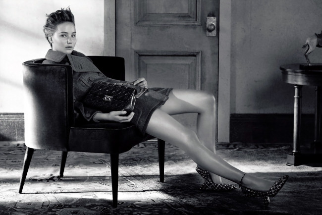 Обои картинки фото Jennifer Lawrence, девушки, комната, сумка, ковер, дверь, кресло, черно-белая