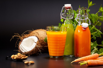 Картинка еда напитки +сок сок морковь зелень орешки кокос
