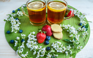 Картинка еда напитки +Чай две чашки чая с лимоном на столе ягодами клубники черники и кусочками имбиря