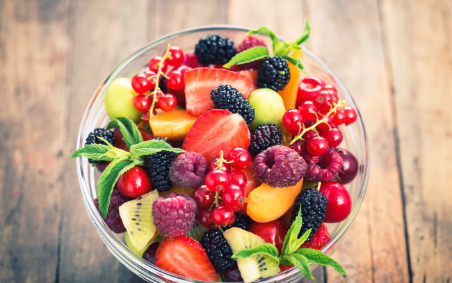 Обои картинки фото еда, фрукты,  ягоды, малина, смородина, ягоды, салат, dessert, fruit, salad, клубника