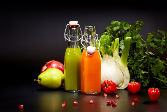 Обои картинки фото еда, напитки,  сок, фрукты, овощи, сок, зелень