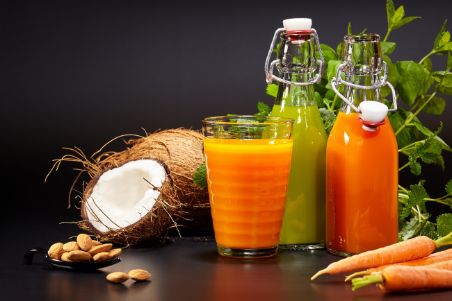 Обои картинки фото еда, напитки,  сок, сок, морковь, зелень, орешки, кокос