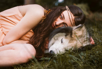 Картинка девушки -unsort+ брюнетки темноволосые трава собака сарафан шатенка