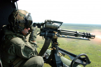 Картинка оружие армия спецназ стрельба вертолет пулемет солдат