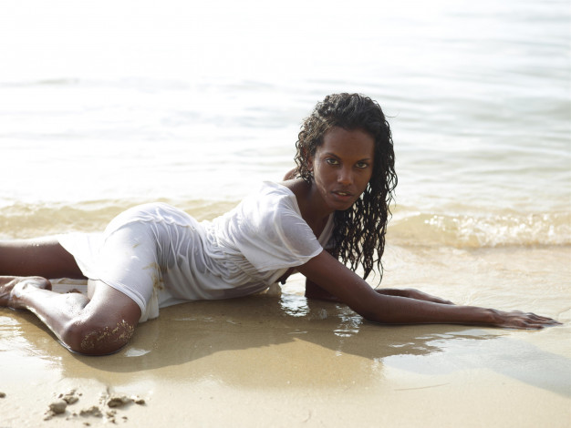 Обои картинки фото valerie, девушки, -unsort , темнокожие, брюнетка, взгляд, мулатка, красотка, поза, песок, вода, девушка, белый, пляж, море