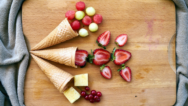 Обои картинки фото еда, фрукты,  ягоды, клубника, арбуз, смородина