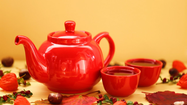 Обои картинки фото еда, напитки,  чай, чай, чашки, красный, листья, чайник