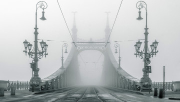 обоя мост свободы через дунай,  будапешт, города, будапешт , венгрия, фонари, утро, туман, мост