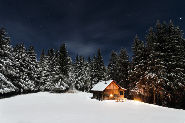 Обои картинки фото природа, зима, свет, деревья, дом, ночь, небо, изба, лес, звезды, опушка, снег