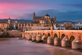 Картинка города -+мосты римский мост река зарево архитектура дома огни небо кордова испания