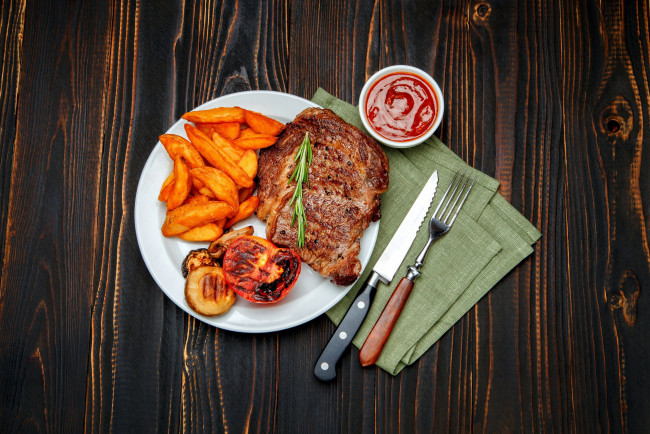 Обои картинки фото еда, мясные блюда, розмарин, гарнир, соус, картофель, стейк, мясо