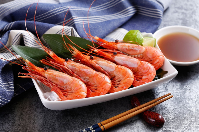 Обои картинки фото еда, рыба,  морепродукты,  суши,  роллы, креветки, лайм