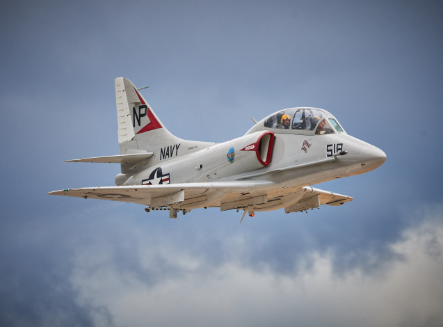 Обои картинки фото mcdonnell douglas ta-4j skyhawk ginny girl, авиация, боевые самолёты, ввс