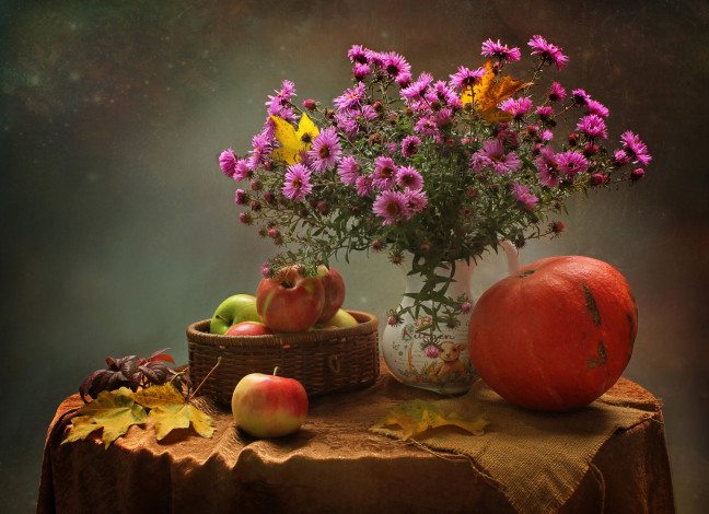 Обои картинки фото еда, натюрморт, осень, листья, цветы, стол, фон, яблоки, букет, тыква, ваза, скатерть, астры