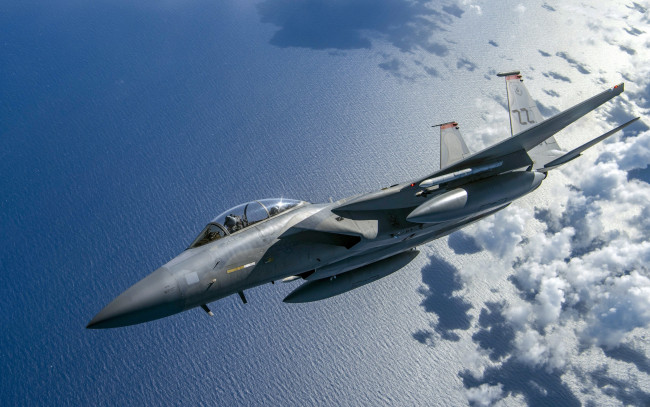 Обои картинки фото авиация, боевые самолёты, море, истребитель, usaf, облока, f-15c, eagle