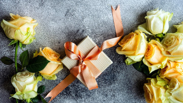 Картинка праздничные подарки+и+коробочки розы бант подарок