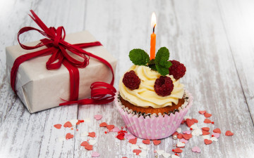 Картинка праздничные день+рождения подарок кекс капкейк свеча