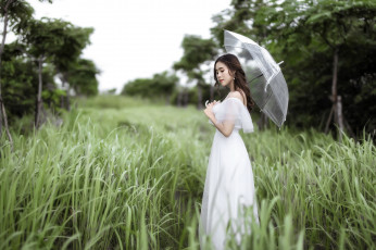 Картинка девушки -+азиатки азиатка зонтик белое платье трава