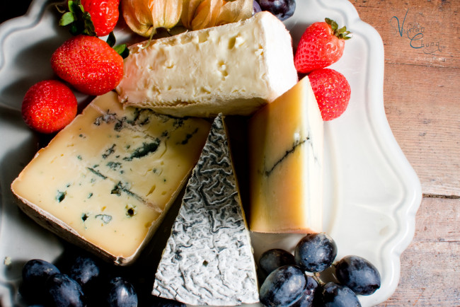 Обои картинки фото еда, сырные, изделия, сыр, плесень, ягоды