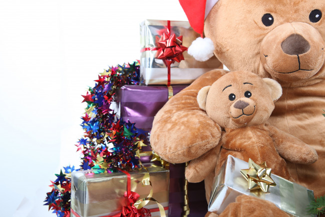Обои картинки фото праздничные, мягкие, игрушки, мишура, коробочки, подарки, плюшевый, медведь