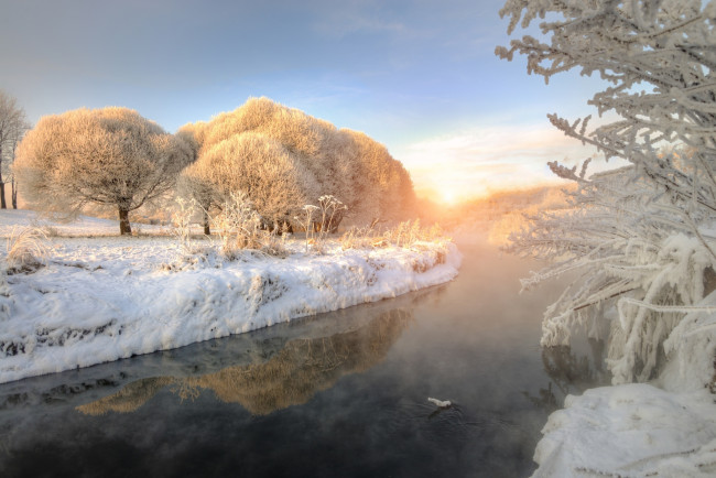 Обои картинки фото природа, зима, снег, иней, река, деревья