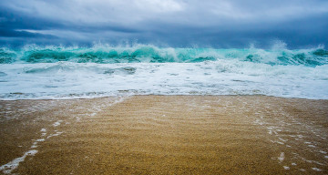 Картинка природа побережье пена волна море небо песок прибой берег брызги