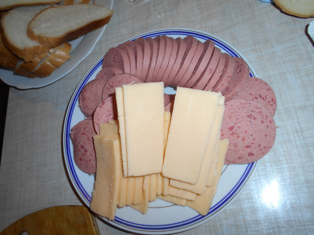 Обои картинки фото сыр с колбасой, еда, разное, хлеб, сыр, колбаса
