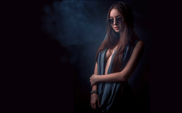 Картинка девушки -unsort+ брюнетки темноволосые платье локоны очки темный фон