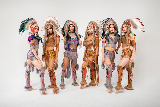 Обои картинки фото девушки, -unsort , группа девушек, костюм, индейца, перья