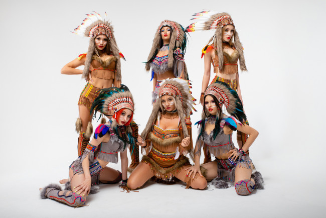 Обои картинки фото девушки, -unsort , группа девушек, перья, костюм, индейца