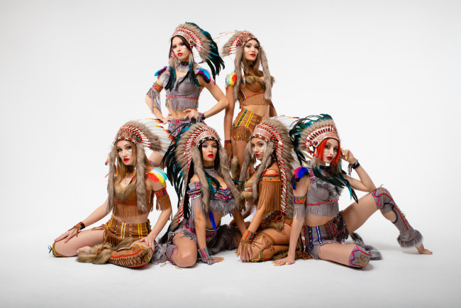 Обои картинки фото девушки, -unsort , группа девушек, перья, костюм, индейца