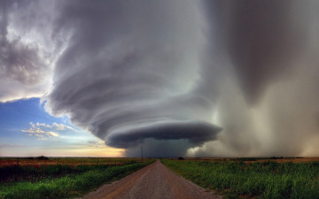 Картинка природа стихия торнадо буря небо горизонт ветер ураган бедствие облака непогода дождь ливень чёрные